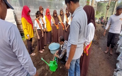 KEGIATAN ADIWIYATA ESMEGA PEMBIBITAN PENANAMAN DAN PEMUPUKAN DI ASHAFARM