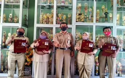 PENYERAHAN PIAGAM TANDA KEHORMATAN DAN PENGANUGRAHAN TANDA KEHORMATAN SATYA LENCANA KARYA SATYA UNTUK PARA GURU SMP NEGERI 3 CEPU